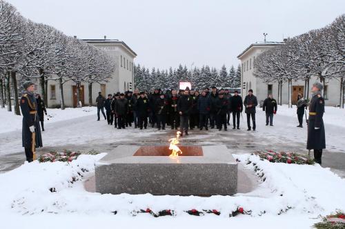 УЧАСТНИКИ ВОЛЕЙБОЛЬНОГО ТУРНИРА ВЕТЕРАНОВ ПОСЕТИЛИ ПИСКАРЕВСКОЕ КЛАДБИЩЕ