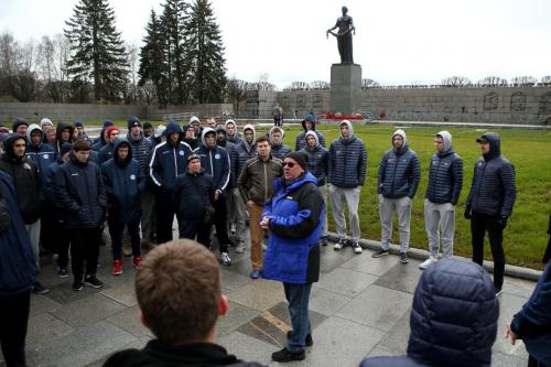 07.05.2021 - УЧАСТНИКИ КУБКА МОЛОДЕЖНОЙ ЛИГИ ПОСЕТИЛИ ПИСКАРЕВСКОЕ МЕМОРИАЛЬНОЕ КЛАДБИЩЕ